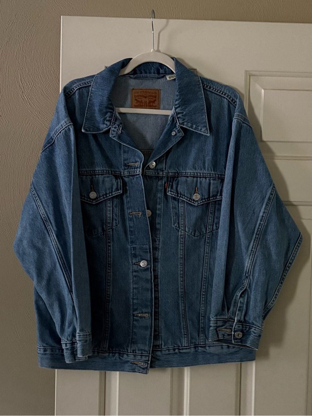 Levi’s Women’s Baggy Trucker Jacket. Size Medium. - Picture 3 of 6
